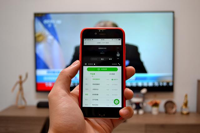 每日爆料今日大赛反差 反差强化“冲突感”视觉主题