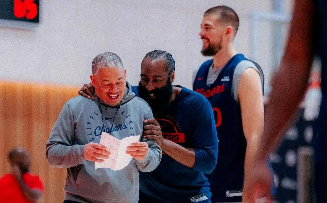 来加油站的小姐姐 或者是加油姐在描述一个场景