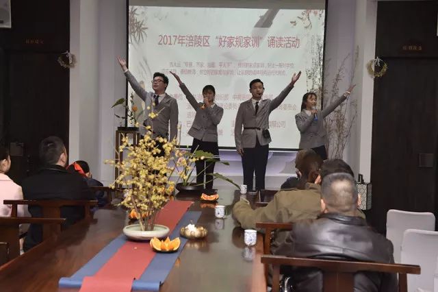 来加油站的小姐姐