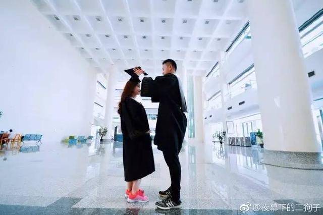 吸毒视频 请立即向警方或相关部门举报